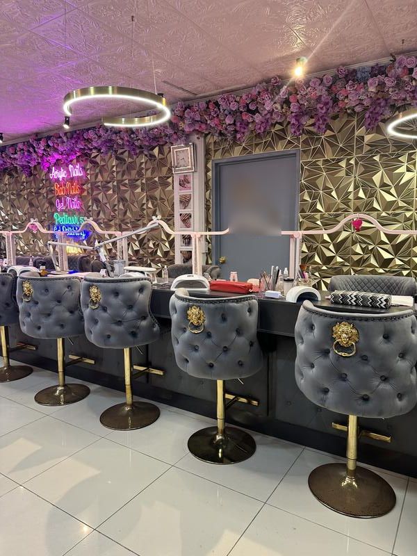 Nail Salon Seeking Loan in Willemstad, Curaçao