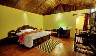 Resort in Bandhavgarh having AC deluxe cottages with spacious rooms in a traditional Rajputana style.