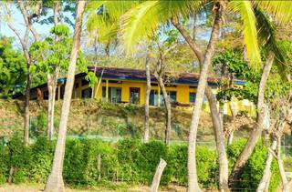 Beachfront land parcel with guest house and tourism permits, suitable for developing a tourist destination.