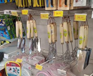 Household products trading company tied up with 5+ manufacturers, supplies to big supermarket chains nationwide.