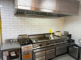 Fully equipped fast food restaurant for sale in a prime location in Dubai.