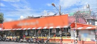 High-end pet store with 200 walk-ins every day and a competent management team.