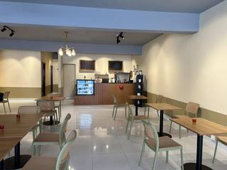 Café business in a prime commercial location serving beverages and fast food, available for acquisition.