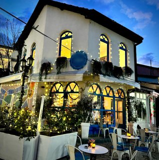 Coffee and bar cafe with 2 outlets in Thessaloniki and seating capacity of 80 each.