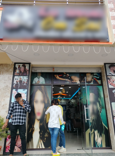 For Sale: Unisex salon in Choodasandra, Bangalore featuring four service stations and steady foot traffic.