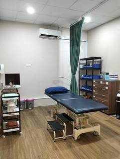 For sale: GP clinic with up to 25 daily walk-ins and an experienced medical team.