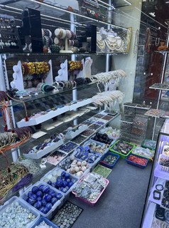 Bangkok-based vintage jewelry retailer selling gemstones and accessories, seeks investment to expand online sales channels.