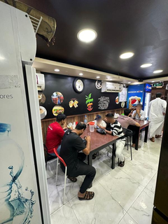 Cafe located in a prime location with low rent, and average daily footfall of 100.