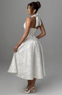 Fast-growing fashion brand offering men's and women's apparel through a strong operating model.