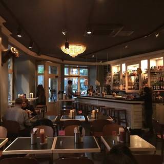 Profitable gourmet burger restaurant with full bar in Berlin, €60K/month sales, seeking full sale.