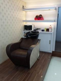 Premium Unisex salon located in upscale area of Hyderabad with customer base of 3,000 clients.
