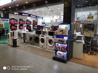 Electronics store in a popular mall having 50 walk ins on weekdays and 100+ on weekends.