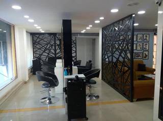 For Sale: Unisex salon in M. P. Nagar, Bhopal that receives 15-20 walk-ins per day.