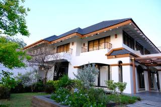 Bangkok-based 1,600 sqm commercial facility with kitchen, wellness, F&B, and clinic for sale.