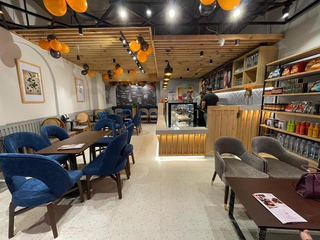 Acquire popular franchise café with 25–30 daily walk-ins in a high-footfall mall location.