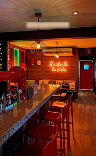 Rock/alternative style Irish pub with craft beer bar and creative fusion menu with 150 seats.