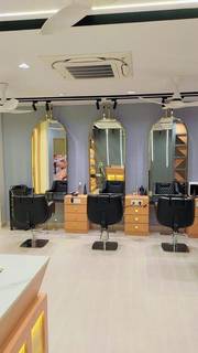 For Sale: Prime location salon with 8-10 customers daily and INR 2,000 average billing.