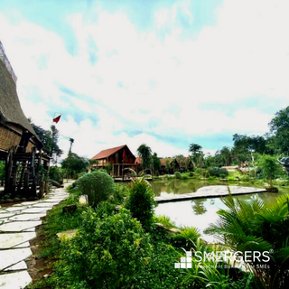 Scenic farm stay nestled in heart of Vung Tua with 10 bungalows and 10 tents.