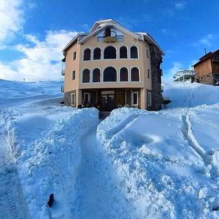 For Sale: Family-oriented hotel in Gudauri with tailored services for skiing enthusiasts and a prime-location.