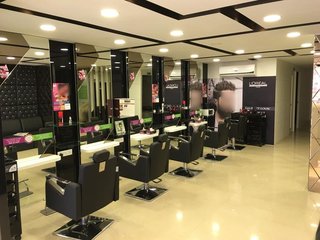 Branded unisex salon franchisee with 40-50% repeat customers and 4,000+ annual customer base.