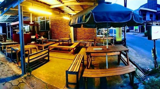 Authentic Javanese restaurant in Semarang, serving 200-300 daily orders with 10 tables and 8 employees.
