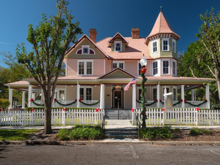 For Lease/Rent: Historical Victorian building & iconic place in Alachua built for a restaurant.