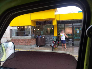 Well-established Filipino fast-food restaurant that has a seating capacity of 70 people.