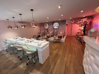 Established luxury nail salon in Ibiza with 6 years of experience and premium clientele.