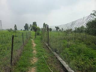 For sale: Commercial land spanning 3.5 acres, best suited for hospitals and medical institutions.