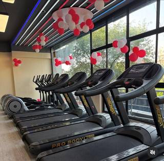 Full sale of a well-equipped gym in Gurgaon with 700 active memberships.