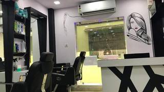 Unisex premium beauty salon in Kolkata receiving around 10 -12 customers on a daily basis.