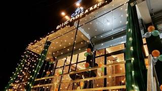 Well-established cafe with a fully equipped kitchen, diverse menu, and strong online delivery demand.