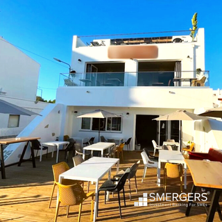 Restaurant in Tavira with 3 floors (bar garden bistrô and rooftop) and private terrace garden.