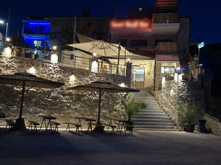 Beach bar with access to private beach with 55 umbrellas and 110 premium wooden sunbeds.