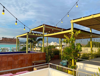 For sale: Hotel with rooftop pool and cafeteria in Santa Marta, achieving high occupancy.