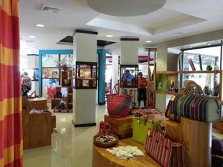 Retail & coffee shop selling Costa Rican handmade gifts & souvenirs, also serves food & coffee.