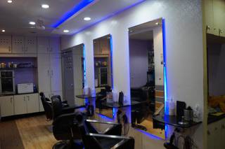 Well run Gentlemen's Salon & Spa surrounded by many companies seeks investment for opening a women's unit.