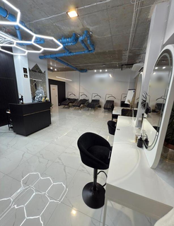 Warsaw beauty salon and coworking space serving 20–30 daily customers through services, rentals, and training.