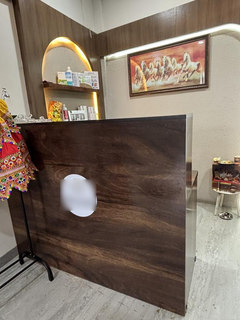 Full sale of a newly started beauty salon with equipment, loyal clients, and growth potential.
