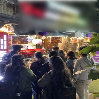 Fast food cafe offering fully customizable vegetarian and non-vegetarian dishes, catering primarily to young couples.
