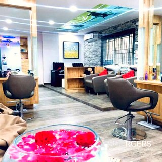 Unisex beauty salon in Bangalore offering hair treatments and styling services receiving 4-5 customers/day.