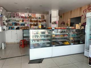 Bakery in Kommadi with high foot traffic, offering sweets, cakes, pizzas and burgers among others.