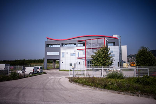 Samobor office/warehouse property with 3,005 m2 area ready for multi-purpose business use.