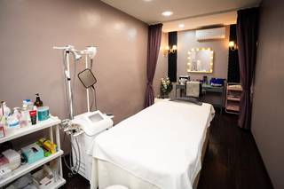 Fully equipped Korean-style unisex beauty centre offering skincare and beauty treatments, with loyal customer base.