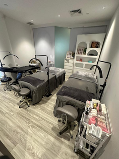 For Sale: Beauty shop within a popular mall with an area of 1,400 sqft.
