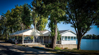 Turnkey Hungarian restaurant in Római-part with full kitchen, strong walk-ins, and vegan offerings available.