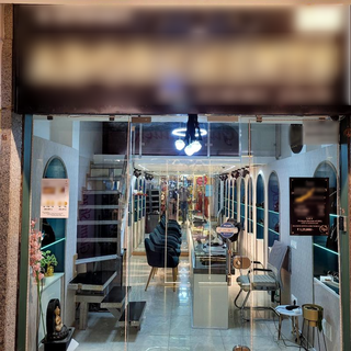 50-year family legacy bespoke jewelry business specializing in diamond jewelery with over 100 loyal customers.