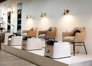 Unisex beauty salon in Panama City with strong digital presence and diverse offerings, seeks investment.