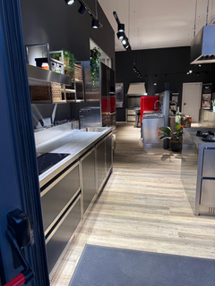 Company crafting stainless steel luxury kitchens for private houses and furniture and hoods for restaurants.