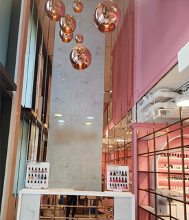 Established ladies-only salon in a prime location, offering makeup and facials for full sale.